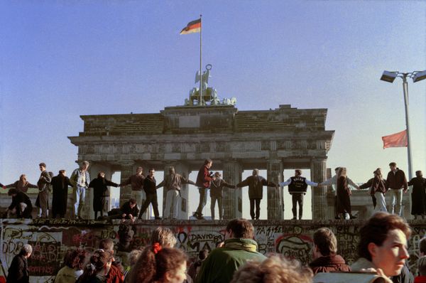 Berliners sing and dance on top of the Berlin Wall to celebrate the opening of East-West German borders, Friday afternoon, Nov. 10, 1989.  - Sputnik International