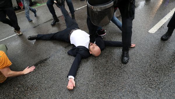 Spanish Civil Guard officers remove demonstrators outside a polling station for the banned independence referendum in Barcelona, Spain, October 1, 2017 Spanish Civil Guard officers remove demonstrators outside a polling station for the banned independence referendum in Barcelona, Spain, October 1, 2017 - Sputnik International
