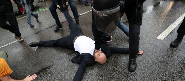 Spanish Civil Guard officers remove demonstrators outside a polling station for the banned independence referendum in Barcelona, Spain, October 1, 2017 Spanish Civil Guard officers remove demonstrators outside a polling station for the banned independence referendum in Barcelona, Spain, October 1, 2017 - Sputnik International
