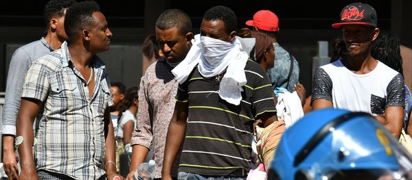 Refugees and asylum seekers wait after being displaced from a palace in the center of Rome on August 23, 2017 Refugees and asylum seekers wait after being displaced from a palace in the center of Rome on August 23, 2017 - Sputnik International