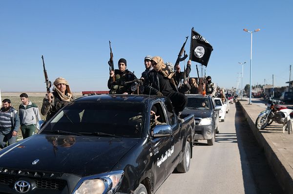 Daesh  terrorists pass by a convoy in Tel Abyad, northeast Syria (File) - Sputnik International