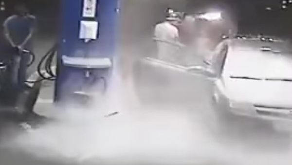 Gas Station Worker Sprays Cigarette Smoker with Fire Extinguisher - Sputnik International