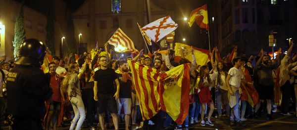 Anti-independence demonstrators wave Spanish flags as they march in Barcelona, Spain, Tuesday Oct. 3, 2017 Anti-independence demonstrators wave Spanish flags as they march in Barcelona, Spain, Tuesday Oct. 3, 2017 - Sputnik International