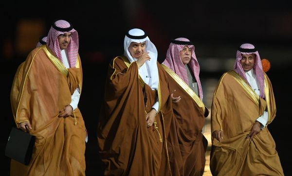Members of the delegation accompanying King of Saudi Arabia Salman bin Abdulaziz Al Saud, who arrived in Russia for an official visit, at Vnukovo-2 Airport Members of the delegation accompanying King of Saudi Arabia Salman bin Abdulaziz Al Saud, who arrived in Russia for an official visit, at Vnukovo-2 Airport - Sputnik International