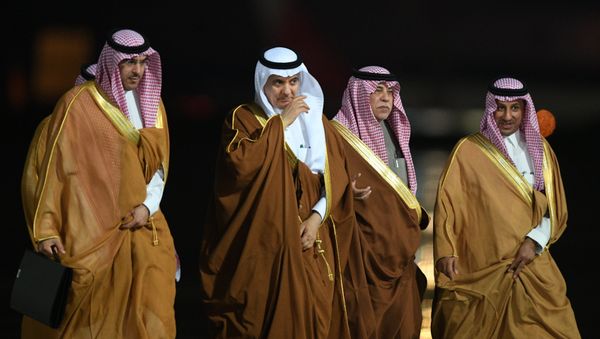 Members of the delegation accompanying King of Saudi Arabia Salman bin Abdulaziz Al Saud, who arrived in Russia for an official visit, at Vnukovo-2 Airport - Sputnik International