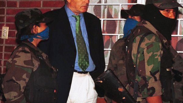 Former German spy chief, Bernd Schmidbauer talks to rebels of the National Liberation Army (ELN) during the release of 33 hostages in El Cedro, in the mountainous region of Jamundi, Tuesday, June. 15, 1999. - Sputnik International