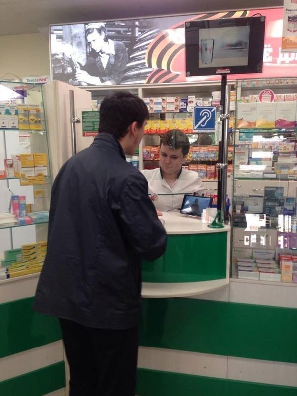 Hearing impaired user using the SOL Surdo-Online service in a Russian pharmacy Hearing impaired user using the SOL Surdo-Online service in a Russian pharmacy - Sputnik International