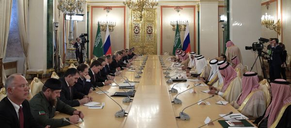 Russian President Vladimir Putin and King Salman bin Abdulaziz Al Saud of Saudi Arabia during Russian-Saudi negotiations Russian President Vladimir Putin and King Salman bin Abdulaziz Al Saud of Saudi Arabia during Russian-Saudi negotiations - Sputnik International