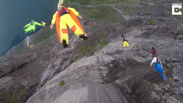 Ashes Away: Base Jumpers Celebrate Friend’s Life - Sputnik International