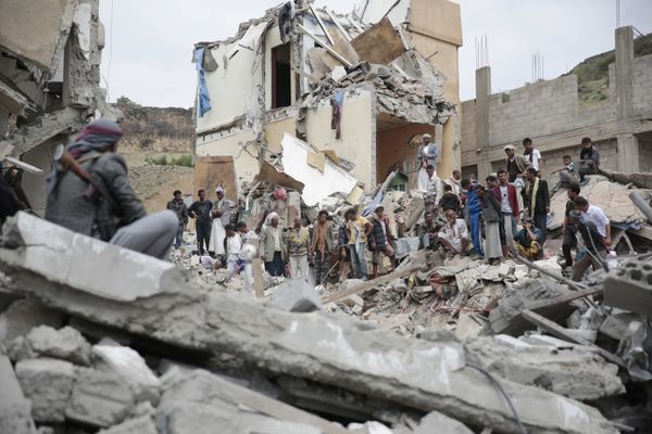 People inspect the rubble of houses destroyed by Saudi-led airstrikes in Sanaa, Yemen, Friday, Aug. 25, 2017 - Sputnik International