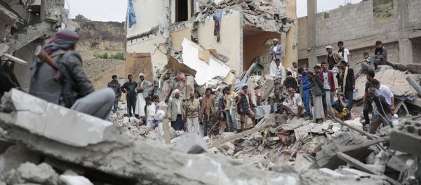 People inspect the rubble of houses destroyed by Saudi-led airstrikes in Sanaa, Yemen, Friday, Aug. 25, 2017 People inspect the rubble of houses destroyed by Saudi-led airstrikes in Sanaa, Yemen, Friday, Aug. 25, 2017 - Sputnik International