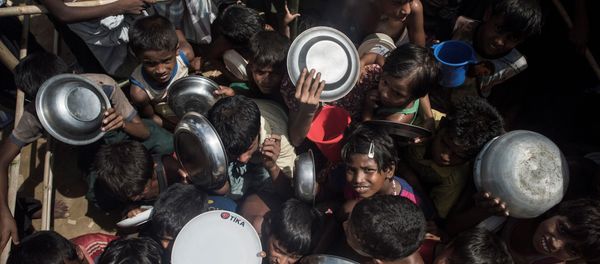 Rohingya Muslim refugees children rush to line up at a food distribution in Balukhali refugee camp near Gumdhum on September October 1, 2017 Rohingya Muslim refugees children rush to line up at a food distribution in Balukhali refugee camp near Gumdhum on September October 1, 2017 - Sputnik International