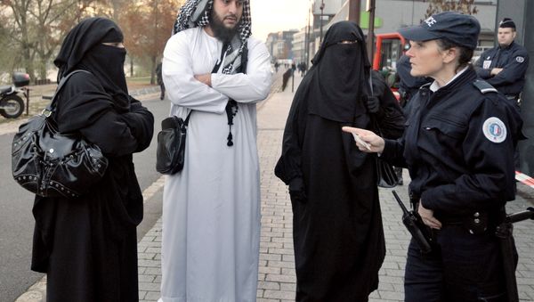 French police woman carries out an identity check of a wife wearing a full-face veil. Photo used for illustration purpose French police woman carries out an identity check of a wife wearing a full-face veil. Photo used for illustration purpose - Sputnik International