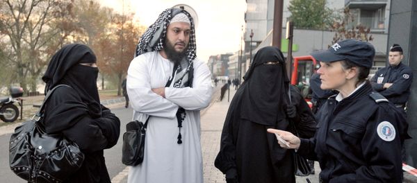 French police woman carries out an identity check of a wife wearing a full-face veil. Photo used for illustration purpose French police woman carries out an identity check of a wife wearing a full-face veil. Photo used for illustration purpose - Sputnik International