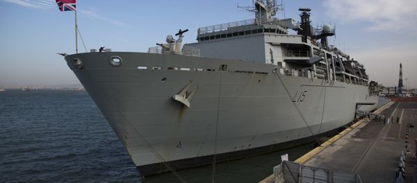 The British Royal Navy amphibious assault ship HMS Bulwark anchored in Haifa port, Israel, Tuesday, Nov. 22, 2016. - Sputnik International