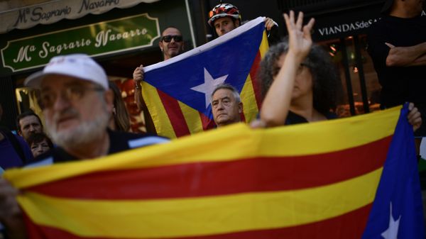 Pro independence trade union worker holds up ''esteleda'' or Catalan pro independence flags, in support of the Catalonia's secession referendum, and against to alleged brutality by police during a referendum on the region's secession from Spain that left hundreds of people injured, in Pamplona, northern Spain - Sputnik International