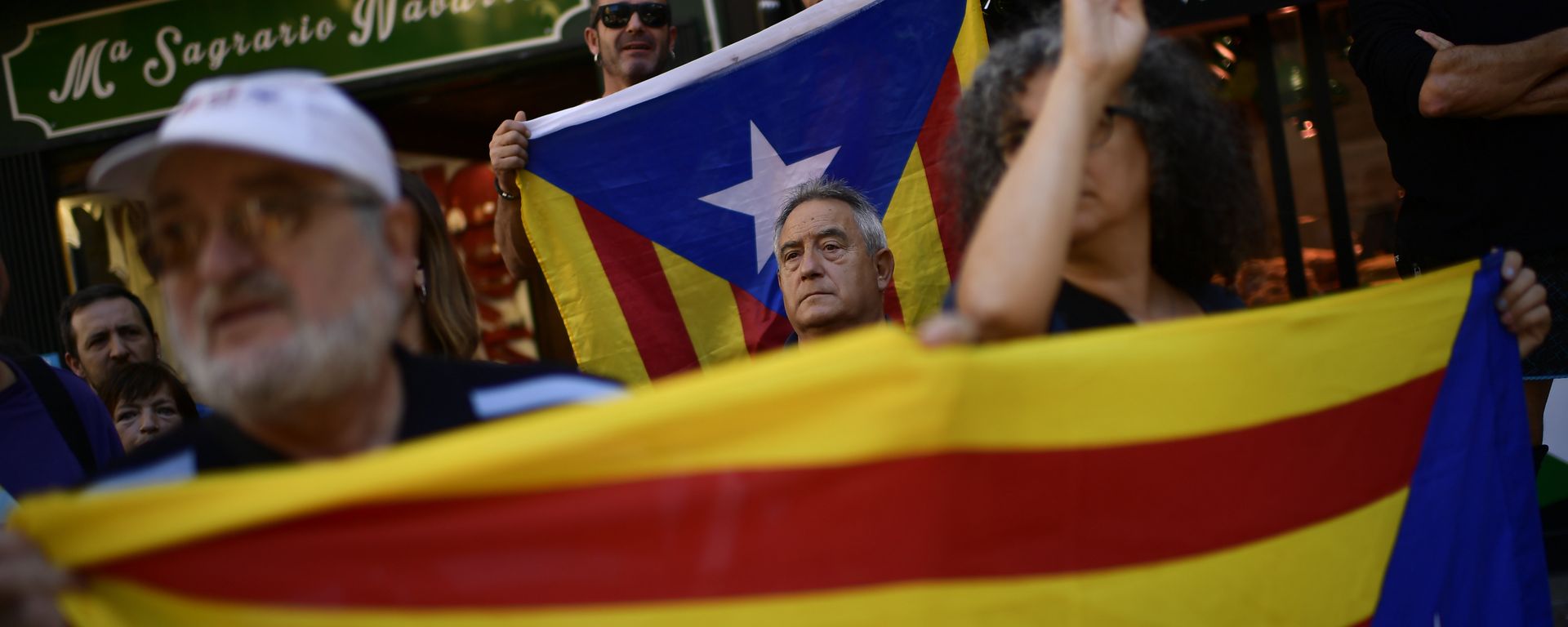 Pro independence trade union worker holds up ''esteleda'' or Catalan pro independence flags, in support of the Catalonia's secession referendum, and against to alleged brutality by police during a referendum on the region's secession from Spain that left hundreds of people injured, in Pamplona, northern Spain - Sputnik International, 1920, 21.06.2021