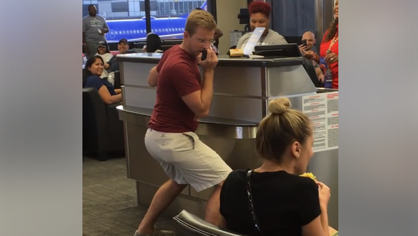 No Diggity! Southwest Passenger Puts on a Show - Sputnik International