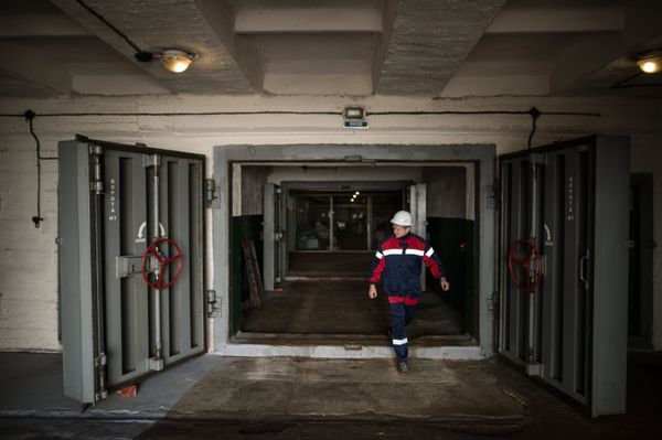 Vacuum-sealed doors of a bomb shelter on Moscow's Altufyevskoye Motorway Vacuum-sealed doors of a bomb shelter on Moscow's Altufyevskoye Motorway - Sputnik International