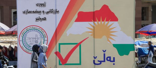 Iraqi women walk on the street, near banners supporting the referendum for independence for Kurdistan in Erbil, Iraq September 21, 2017 Iraqi women walk on the street, near banners supporting the referendum for independence for Kurdistan in Erbil, Iraq September 21, 2017 - Sputnik International
