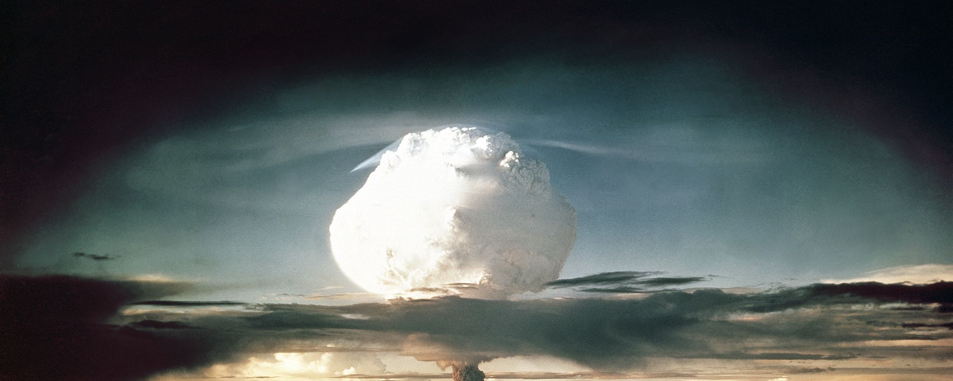 The mushroom cloud from Ivy Mike (codename given to the test) rises above the Pacific Ocean over the Enewetak Atoll in the Marshall Islands on November 1, 1952 at 7:15 am (local time) The mushroom cloud from Ivy Mike (codename given to the test) rises above the Pacific Ocean over the Enewetak Atoll in the Marshall Islands on November 1, 1952 at 7:15 am (local time) - Sputnik International, 1920, 29.08.2023