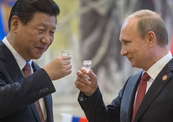 May 21, 2014. President Vladimir Putin, right, and Chinese leader Xi Jinping after the signing of joint agreements in Shanghai May 21, 2014. President Vladimir Putin, right, and Chinese leader Xi Jinping after the signing of joint agreements in Shanghai - Sputnik International