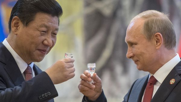 May 21, 2014. President Vladimir Putin, right, and Chinese leader Xi Jinping after the signing of joint agreements in Shanghai - Sputnik International