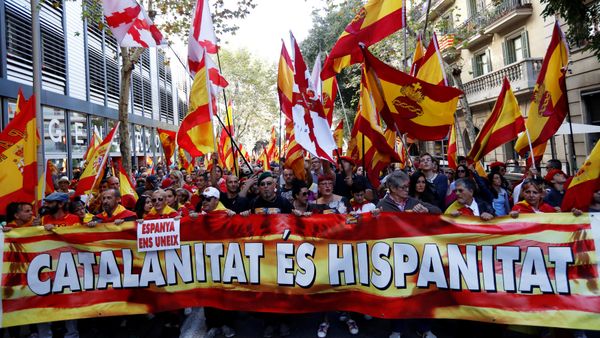 People walk behind a banner during a pro-union demonstration organised by the Catalan Civil Society organisation in Barcelona, Spain October 8, 2017 People walk behind a banner during a pro-union demonstration organised by the Catalan Civil Society organisation in Barcelona, Spain October 8, 2017 - Sputnik International