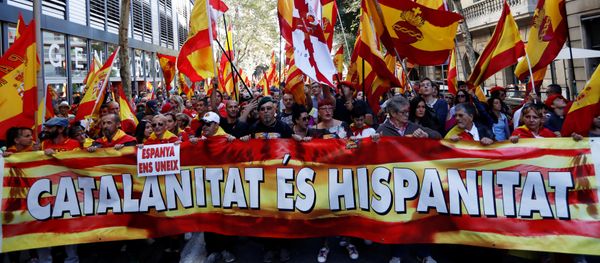 People walk behind a banner during a pro-union demonstration organised by the Catalan Civil Society organisation in Barcelona, Spain October 8, 2017 People walk behind a banner during a pro-union demonstration organised by the Catalan Civil Society organisation in Barcelona, Spain October 8, 2017 - Sputnik International