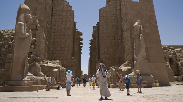 A Russian tourist, center, wears Bedouin traditional dress as he visits the ruins of the Karnak Temple in Luxor, Egypt, Thursday, June 11, 2015 - Sputnik International