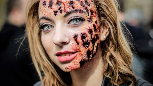 Zombies in Paris! Hundreds of 'Living Dead' Invade the City - Sputnik International
