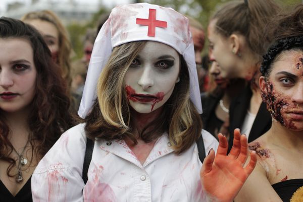 Zombies in Paris! Hundreds of 'Living Dead' Invade the City - Sputnik International