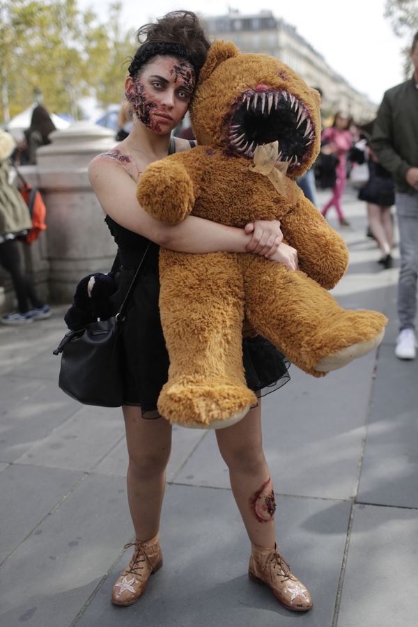 Zombies in Paris! Hundreds of 'Living Dead' Invade the City - Sputnik International
