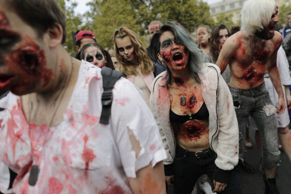Zombies in Paris! Hundreds of 'Living Dead' Invade the City - Sputnik International