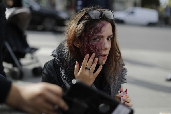 Zombies in Paris! Hundreds of 'Living Dead' Invade the City - Sputnik International