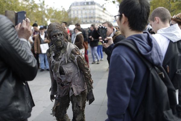 Zombies in Paris! Hundreds of 'Living Dead' Invade the City - Sputnik International