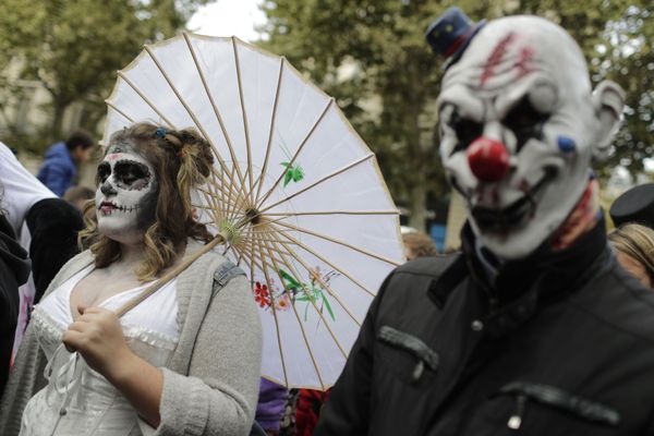 Zombies in Paris! Hundreds of 'Living Dead' Invade the City - Sputnik International
