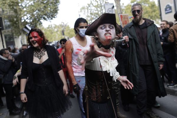 Zombies in Paris! Hundreds of 'Living Dead' Invade the City - Sputnik International