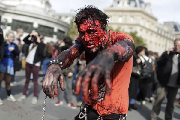 Zombies in Paris! Hundreds of 'Living Dead' Invade the City - Sputnik International