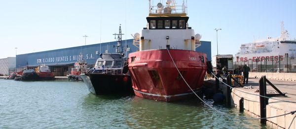 The tugboat Thoran, tied up at Cadiz, with a police boat next to it - Sputnik International