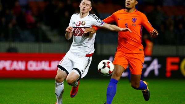 Netherlands' Virgil van Dijk in action with Belarus' Nikolai Signevich Netherlands' Virgil van Dijk in action with Belarus' Nikolai Signevich - Sputnik International
