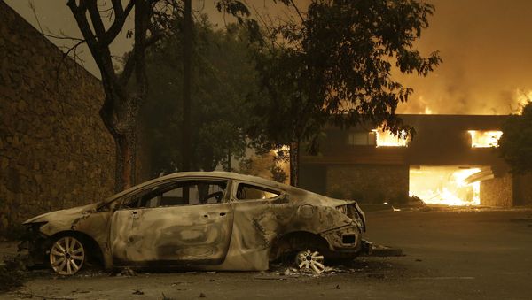 The remains of a car sits near the Fountaingrove Inn Hotel as it burns at rear in Santa Rosa, Calif., Monday, Oct. 9, 2017. - Sputnik International