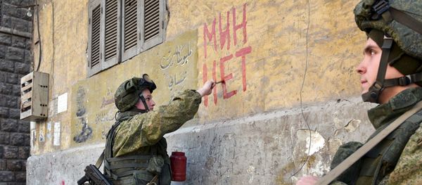 Russian servicemen conduct mine clearing in residential areas in Aleppo, Syria - Sputnik International