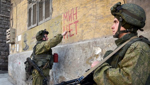 Russian servicemen conduct mine clearing in residential areas in Aleppo, Syria - Sputnik International