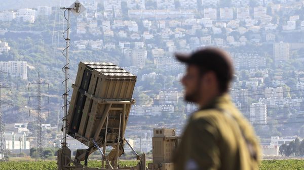 An Israeli soldier is seen next to an Iron Dome rocket interceptor battery deployed near the northern Israeli city of Haifa, Wednesday, Aug. 28, 2013.  - Sputnik International