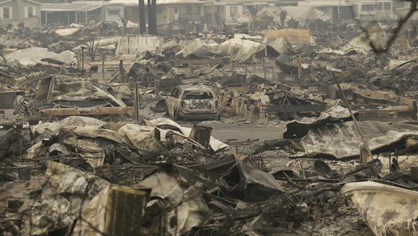 A car sits in the middle of property destroyed from fires at Journey's End mobile home park in Santa Rosa, Calif., Tuesday, Oct. 10, 2017. - Sputnik International