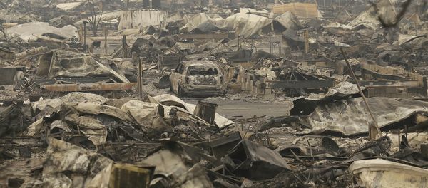 A car sits in the middle of property destroyed from fires at Journey's End mobile home park in Santa Rosa, Calif., Tuesday, Oct. 10, 2017. A car sits in the middle of property destroyed from fires at Journey's End mobile home park in Santa Rosa, Calif., Tuesday, Oct. 10, 2017. - Sputnik International