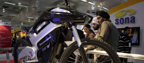 Visitors look at a Intelligent Energy hydrogen fuel cell motorcycle at the 10th Auto Expo in New Delhi, India, Wednesday, Jan. 6, 2010 - Sputnik International