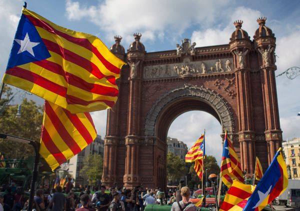Barcelona residents wait for the Parliament to announce the results of the referendum on the independence of Catalonia - Sputnik International
