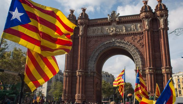 Barcelona residents wait for the Parliament to announce the results of the referendum on the independence of Catalonia - Sputnik International